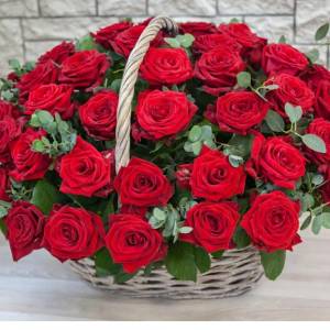 Корзина красных роз Очарование