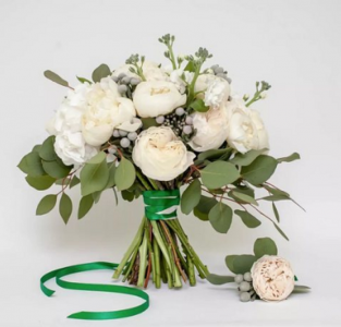 Букет из белых пионовидных роз с зеленью