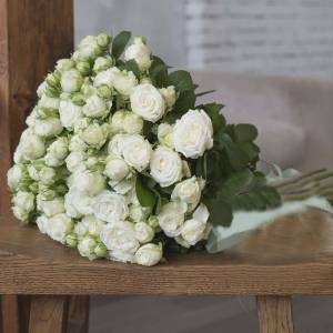 Букет из белых роз 19 веток