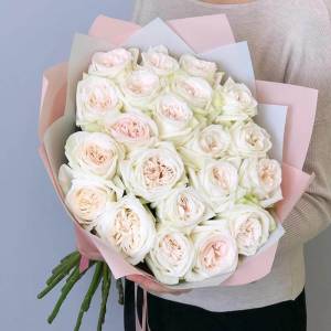 Букет из 35 белых пионовидных роз "Уайт Охара»