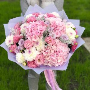 Букет с георгинами "Морозная свежесть"