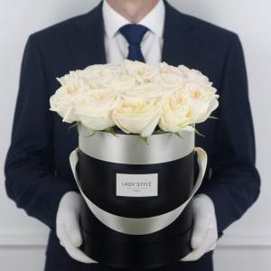 Букет ароматных пионовидных роз White O Hara в шляпной коробке M