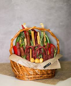 Корзина для мужчин с колбасой