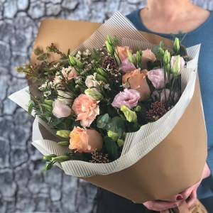 Девочка с персиками