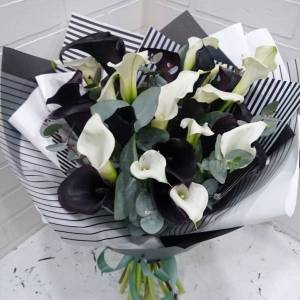 Букет MIX из черных и белых калл с зеленью