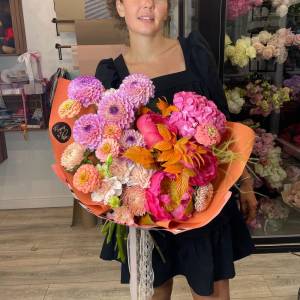 Букет с георгинами "Сафари"