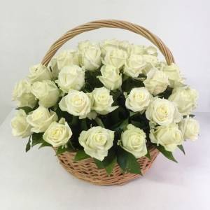 45 белых роз в корзине