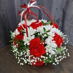 Корзина с цветами с гвоздиками